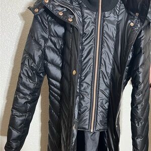 Stylish Black Puffer Coat with Hood